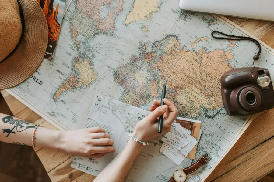 Viaggiare in modo sostenibile: come ridurre l’impatto senza rinunciare all’esperienza