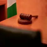 Parma, guida contromano e danneggia l’auto della Polizia