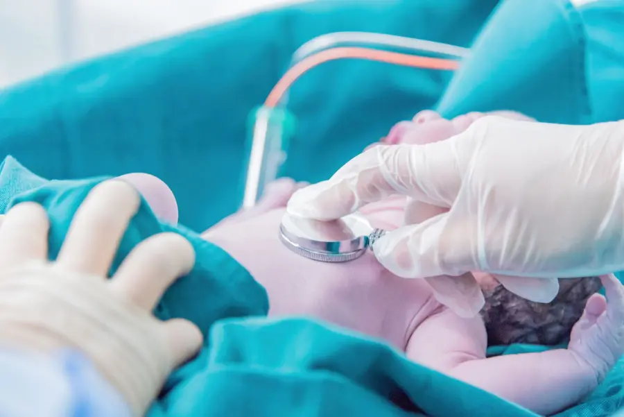 Parma, neonato di un chilo salvato con una pericardiocentesi